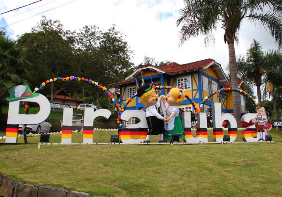 Letreiro de Piratuba-SC com os mascotes do Kerb em frente a Casa Colonial.