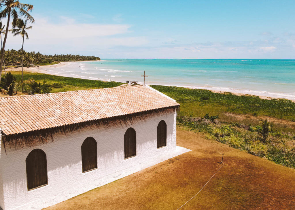 A igreja de São Miguel dos Milagres é propriedade particular e fica na Praia do Marceneiro.